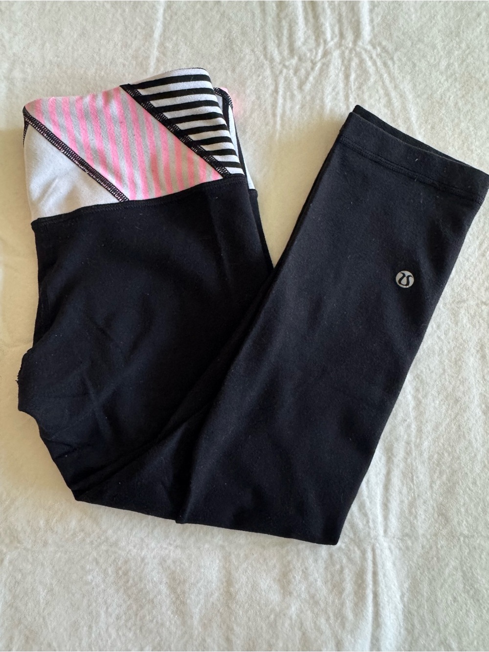 Super cute and classic cropped athletic capri leggings from Lululemon! This pair